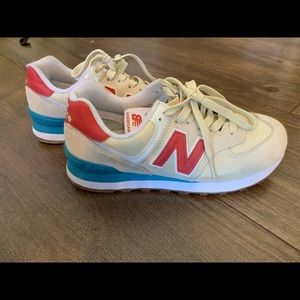 NIKE NEW BALANCE - Classic 574 - Size 6 - Like NEW